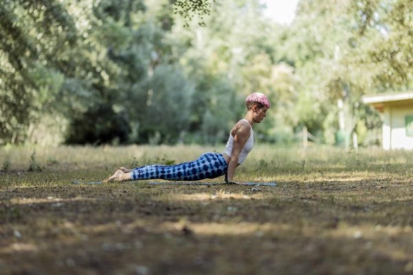 Quels sont les avantages de l'intégration du Yoga dans l'entraînement des arts martiaux pour la flexibilité et la récupération?