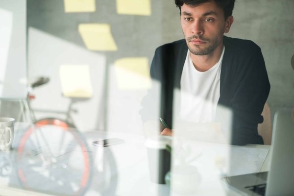 Comment les principes de la stratégie militaire sont-ils enseignés dans le Bujinkan pour développer une approche tactique du combat?